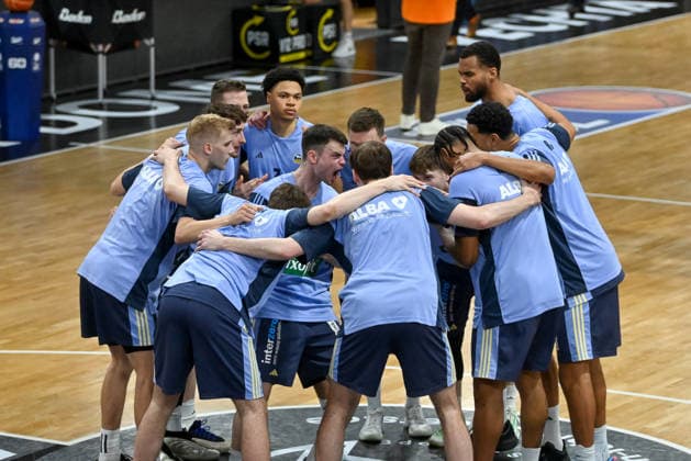 Teamkreis ALBA Berlin RASTA Vechta vs. ALBA Berlin, easyCredit Basketball Bundesliga, Play-Off, Saison 2025 2026, 22.05.2026, RASTA Vechta vs. ALBA Berlin, easyCredit Basketball Bundesliga, Play-Off, Saison 2025 2026, 22.05.2026 Vechta Copyright: xEibner-Pressefoto RobertxGertzenx EP_RGN