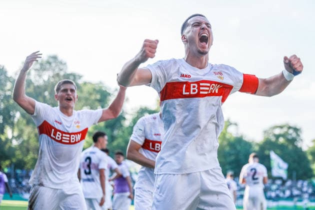 Fußball DFB-Pokal Junioren Finale VfL Wolfsburg U19 - VfB Stuttgart U19 am 22.05.2026 im Karl-Liebknecht-Stadion in Potsdam Torjubel zum 0:3 durch Neno Zezelj ( Stuttgart ) Ivan Knezevic ( Stuttgart ) jubelt DFB regulations prohibit any use of photographs as image sequences and or quasi-video.