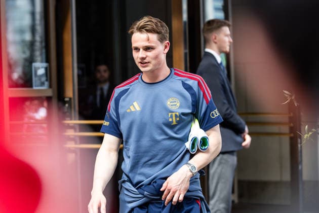 GER, DFB-Pokalfinale, Training und Pressekonferenz, FC Bayern München - VfB Stuttgart. 22.05.2026, Olympiastadion, Olympiastadion, GER, DFB-Pokalfinale, Training und Pressekonferenz, FC Bayern München - VfB Stuttgart. Jonas Urbig (FC Bayern München 40) bei der Ankunft im Hotel Â