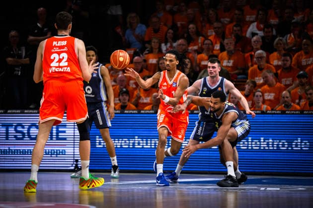 22.05.2026, Rasta Dome, Vechta Basketball, easyCredit Bundesliga, Playoffs Viertelfinale, Rasta Vechta vs. ALBA Berlin Alonzo Verge Jr. ( 11 Vechta) passt zu Tibor Pleiß Pleiss ( 22 Vechta)