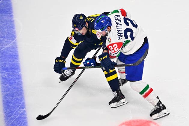 FRIBOURG, SCHWEIZ 20260522 Sveriges Jacob Larsson och Italiens Matthias Mantinger under fredagens match i ishockey-VM (grupp B) mellan Sverige och Italien pa BCF Arena, Fribourg i Schweiz.