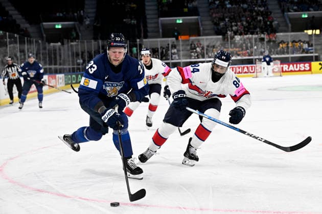 LKS 20260522 Nikolas Matinpalo (L) of Finland vies the puck with Travis Brown of Britain during the 2026 IIHF Ice hockey, Eishockey World Championships preliminary round group A match between Finland and Great Britain in Zurich on May 22th, 2026. - RONI REKOMAA Zürich Switzerland R10L3NmBT5E  Copyright: xRonixRekomaax R10L3NmBT5E
