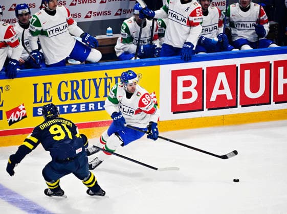 FRIBOURG, SCHWEIZ 20260522 Sveriges Carl Grundström och Italiens Tommaso de Luca under fredagens match i ishockey-VM (grupp B) mellan Sverige och Italien pa BCF Arena, Fribourg i Schweiz.