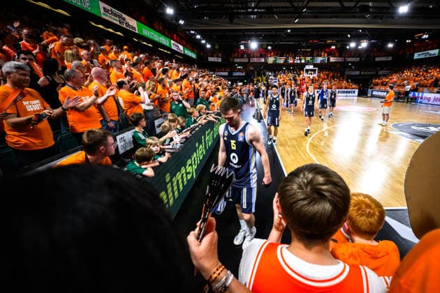 22.05.2026, Rasta Dome, Vechta Basketball, easyCredit Bundesliga, Playoffs Viertelfinale, Rasta Vechta vs. ALBA Berlin Martin Hermannsson ( 15 Berlin) verlässt nach Niederlage enttäuscht enttaeuscht traurig Halle