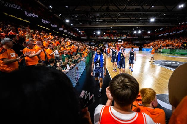 22.05.2026, Rasta Dome, Vechta Basketball, easyCredit Bundesliga, Playoffs Viertelfinale, Rasta Vechta vs. ALBA Berlin Berlin J wan Roberts ( 13 Berlin) verlässt nach Niederlage enttäuscht enttaeuscht traurig Halle