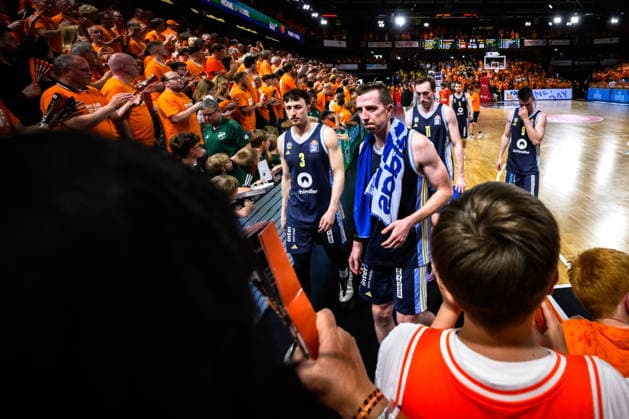 22.05.2026, Rasta Dome, Vechta Basketball, easyCredit Bundesliga, Playoffs Viertelfinale, Rasta Vechta vs. ALBA Berlin Alex O™Connell ( 3 Berlin), Justin Bean ( 34 Berlin) verlassen nach Niederlage enttäuscht enttaeuscht traurig Halle