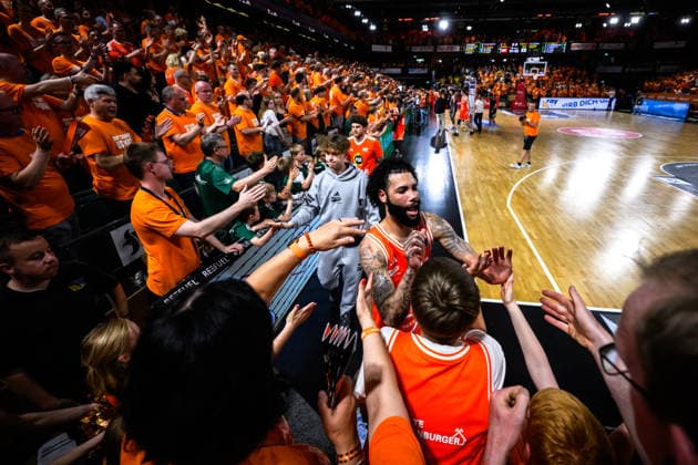 22.05.2026, Rasta Dome, Vechta Basketball, easyCredit Bundesliga, Playoffs Viertelfinale, Rasta Vechta vs. ALBA Berlin Jubel Tevin Brown ( 10 Vechta) nach Sieg bei Fans