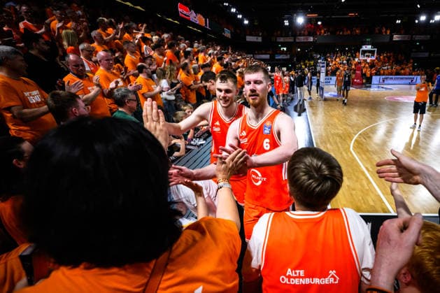 22.05.2026, Rasta Dome, Vechta Basketball, easyCredit Bundesliga, Playoffs Viertelfinale, Rasta Vechta vs. ALBA Berlin Jubel Linus Trettin ( 15 Vechta), Luc van Slooten ( 6 Vechta) nach Sieg bei Fans