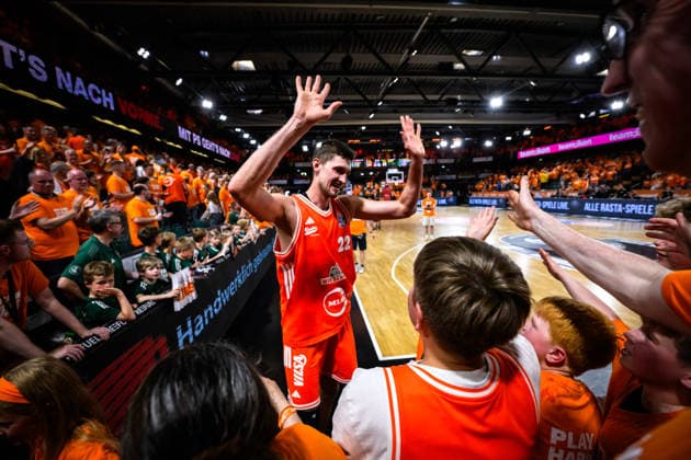 22.05.2026, Rasta Dome, Vechta Basketball, easyCredit Bundesliga, Playoffs Viertelfinale, Rasta Vechta vs. ALBA Berlin Jubel Tibor Pleiß Pleiss ( 22 Vechta) nach Sieg bei Fans