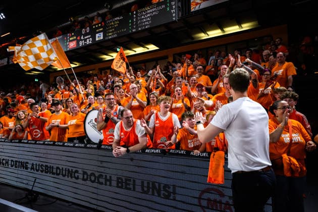 22.05.2026, Rasta Dome, Vechta Basketball, easyCredit Bundesliga, Playoffs Viertelfinale, Rasta Vechta vs. ALBA Berlin Jubel Christian Held (Trainer Headcoach Vechta) nach Sieg bei Fans