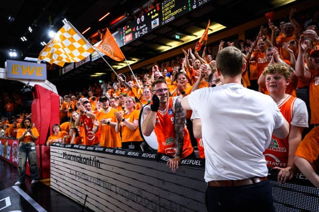 22.05.2026, Rasta Dome, Vechta Basketball, easyCredit Bundesliga, Playoffs Viertelfinale, Rasta Vechta vs. ALBA Berlin Jubel Christian Held (Trainer Headcoach Vechta) nach Sieg bei Fans