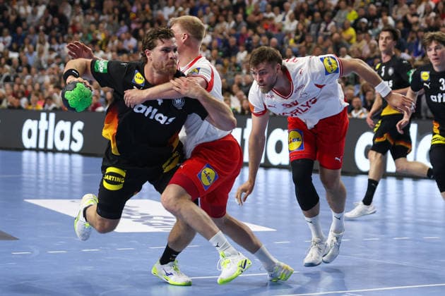17.05.2026, xkwix, Handball, Länderspiel, Deutschland - Dänemark , Lanxess-Arena in Köln: Johannes Golla (Germany 04) im Zweikampf beim Torwurf gegen Emil Bergholt (Denmark 33) Photo: xKamilxWilkowskixPressefotoKochx Nordrhein-Westfalen Deutschland
