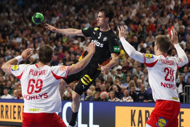 17.05.2026, xkwix, Handball, Länderspiel, Deutschland - Dänemark , Lanxess-Arena in Köln: Miro Schluroff (Germany 05) im Sprung beim Zweikampf gegen Steven Plucnar Jacobsen (Denmark 69) Photo: xKamilxWilkowskixPressefotoKochx Nordrhein-Westfalen Deutschland