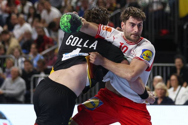 17.05.2026, xkwix, Handball, Länderspiel, Deutschland - Dänemark , Lanxess-Arena in Köln: Marcus Midtgaard (Denmark 10) beim Wurf im Zweikampf gegen Johannes Golla (Germany 04) Photo: xKamilxWilkowskixPressefotoKochx Nordrhein-Westfalen Deutschland