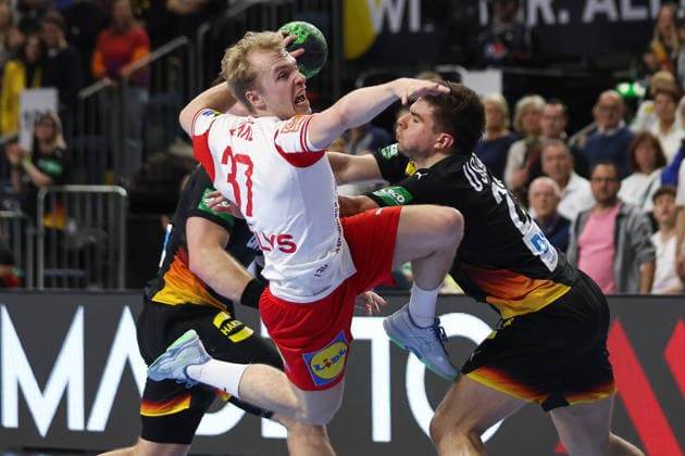 17.05.2026, xkwix, Handball, Länderspiel, Deutschland - Dänemark , Lanxess-Arena in Köln: Hjalte Lykke (Denmark 37) beim Wurf im Zweikampf schreiend gegen Renars Uscins (Germany 23) Photo: xKamilxWilkowskixPressefotoKochx Nordrhein-Westfalen Deutschland