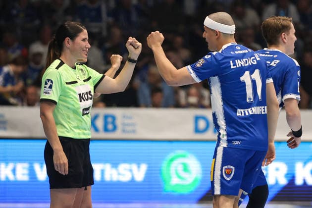 2026.05.22, xkwix, Handball, HBL, ThSV Eisenach - TBV Lemgo Lippe, Werner-Aßmann-Halle, 32.Spieltag, Saison 2025 2026: Schiedsrichterin Tanja Kuttler vor Spielbeginn mit Abklatschen mit Gian Attenhofer (ThSV Eisenach 11) Photo: xKamilxWilkowskixPressefotoKochx Thüringen Deutschland