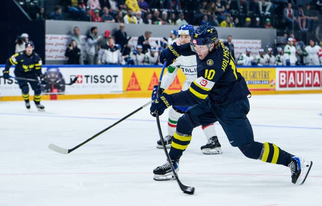 260522 Simon Holmström of Sweden during the 2026 IIHF Ice hockey, Eishockey World Championship, WM, Weltmeisterschaft match between Sweden and Italy on May 22, 2026 in Fribourg. Photo: Jesper Zerman BILDBYRAN kod JZ JZ0726 ishockey ice hockey ishockey-vm 2026 vm 2026 iihf world championship sverige sweden italien italy bbeng Copyright: JESPERxZERMAN BB260522JZ123