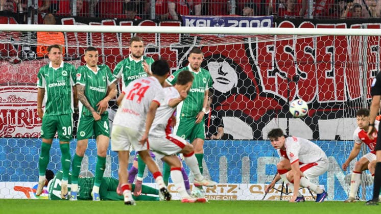 22.05.2026 - Fussball - Saison 2025 2026 - Relegation 2. Fussball Bundesliga - Hinspiel: Rot Weiss Essen RWE - SpVgg Greuther Fürth ( Kleeblatt ) - Sportfoto Zink - xwoxzix - DFL regulations prohibit any use of photographs as image sequences and or quasi-video - only for editorial use - Torben Müsel (26, Rot-Weiss Essen ) erzielt Treffer Tor Torschuß zum 1:0 per Freistoß