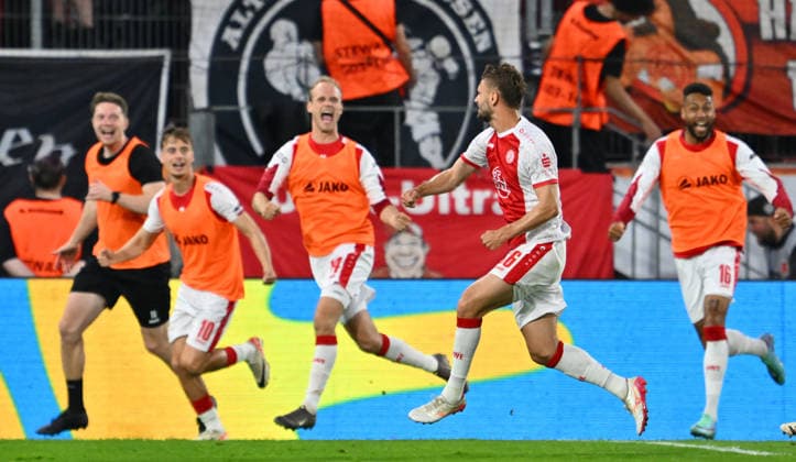 22.05.2026 - Fussball - Saison 2025 2026 - Relegation 2. Fussball Bundesliga - Hinspiel: Rot Weiss Essen RWE - SpVgg Greuther Fürth ( Kleeblatt ) - Sportfoto Zink - xwoxzix - DFL regulations prohibit any use of photographs as image sequences and or quasi-video - only for editorial use - Torjubel Jubel Freude nach Treffer Tor Torschuß zum 1:0 durch Torben Müsel (26, Rot-Weiss Essen ) -