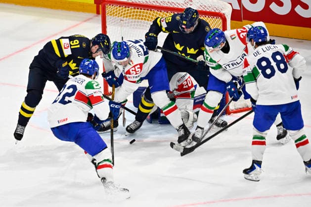 FRIBOURG, SCHWEIZ 20260522 Sveriges Carl Grundström kämpar framför Italiens malbur under fredagens match i ishockey-VM (grupp B) mellan Sverige och Italien pa BCF Arena, Fribourg i Schweiz.