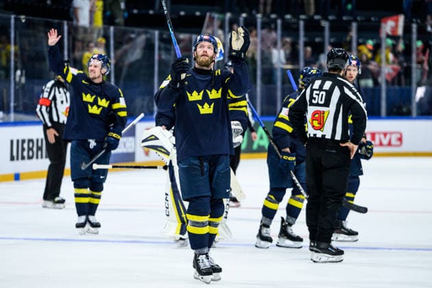 260522 Mattias Ekholm of Sweden recognizes the spectators after the 2026 IIHF Ice hockey, Eishockey World Championship, WM, Weltmeisterschaft match between Sweden and Italy on May 22, 2026 in Fribourg. Photo: Jesper Zerman BILDBYRAN kod JZ JZ0726 ishockey ice hockey ishockey-vm 2026 vm 2026 iihf world championship sverige sweden italien italy bbeng Copyright: JESPERxZERMAN BB260522JZ137