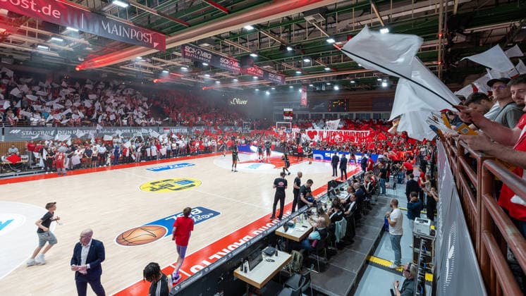Im Bild: Choreographie der Wuerzburg Baskets Fans 22.05.2026, Basketball, Fitness First Wuerzburg Baskets vs. Telekom Baskets Bonn, easyCredit BBL Playoffs, 3. Viertelfinale, Deutschland, 97072, tectake-Arena Wuerzburg, Copyright: HMBxMedia xJulienxBecker