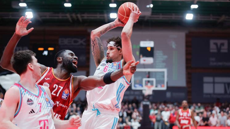 Im Bild: v.li. Eddy Edigin (Wuerzburg Baskets, 27) und Michael Kessens (Telekom Baskets Bonn, 6) im Reboundduell 22.05.2026, Basketball, Fitness First Wuerzburg Baskets vs. Telekom Baskets Bonn, easyCredit BBL Playoffs, 3. Viertelfinale, Deutschland, 97072, tectake-Arena Wuerzburg, Copyright: HMBxMedia xJulienxBecker