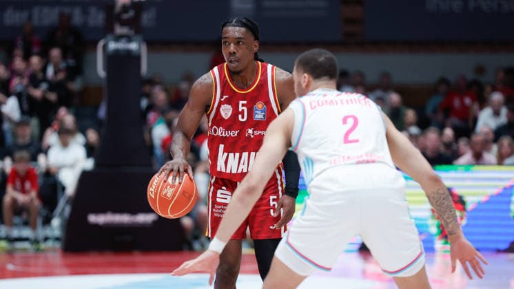 Im Bild: v.li. Marcus Carr(Wuerzburg Baskets, 5) am Ball gegen Alijah Comithier (Telekom Baskets Bonn, 2) 22.05.2026, Basketball, Fitness First Wuerzburg Baskets vs. Telekom Baskets Bonn, easyCredit BBL Playoffs, 3. Viertelfinale, Deutschland, 97072, tectake-Arena Wuerzburg, Copyright: HMBxMedia xJulienxBecker