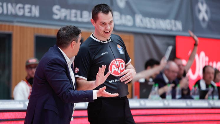 Im Bild: v.li. Head-Coach Sasa Filipovski (Wuerzburg Baskets) diskutiert mit Schiedsrichter Armin Mutapcic 22.05.2026, Basketball, Fitness First Wuerzburg Baskets vs. Telekom Baskets Bonn, easyCredit BBL Playoffs, 3. Viertelfinale, Deutschland, 97072, tectake-Arena Wuerzburg, Copyright: HMBxMedia xJulienxBecker