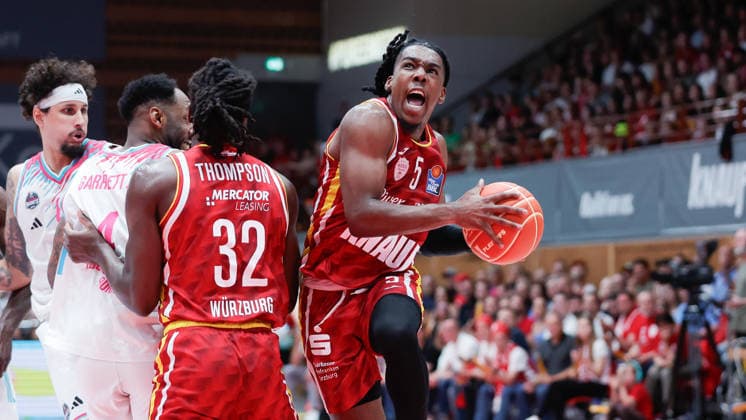 Im Bild: v.li. Michael Kessens (Telekom Baskets Bonn, 6), Jeff Garrett Jr. (Telekom Baskets Bonn, 4), Charles Thompson (Wuerzburg Baskets, 32) und Marcus Carr(Wuerzburg Baskets, 5) am Ball 22.05.2026, Basketball, Fitness First Wuerzburg Baskets vs. Telekom Baskets Bonn, easyCredit BBL Playoffs, 3. Viertelfinale, Deutschland, 97072, tectake-Arena Wuerzburg, Copyright: HMBxMedia xJulienxBecker