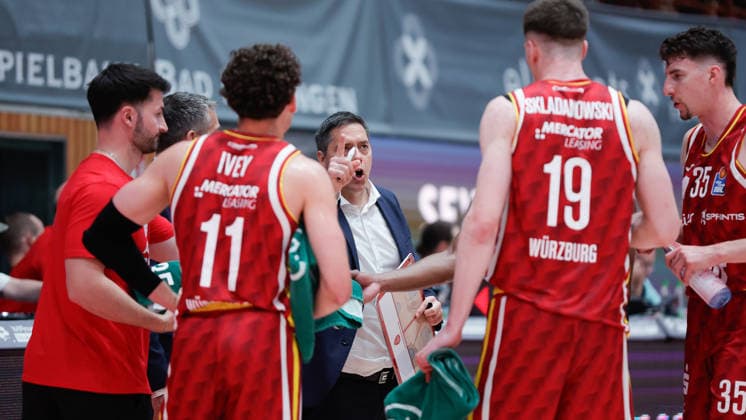 Im Bild: Head-Coach Sasa Filipovski (Wuerzburg Baskets) waehrend der Auszeitbesprechung 22.05.2026, Basketball, Fitness First Wuerzburg Baskets vs. Telekom Baskets Bonn, easyCredit BBL Playoffs, 3. Viertelfinale, Deutschland, 97072, tectake-Arena Wuerzburg, Copyright: HMBxMedia xJulienxBecker