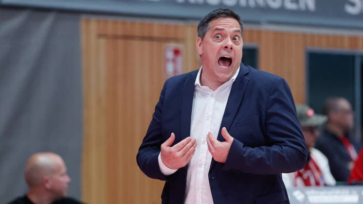 Im Bild: Aufregung bei Head-Coach Sasa Filipovski (Wuerzburg Baskets) 22.05.2026, Basketball, Fitness First Wuerzburg Baskets vs. Telekom Baskets Bonn, easyCredit BBL Playoffs, 3. Viertelfinale, Deutschland, 97072, tectake-Arena Wuerzburg, Copyright: HMBxMedia xJulienxBecker