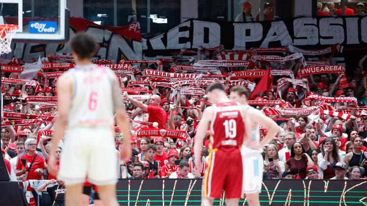 Im Bild: Die Fans der Wuerzburg Baskets feuern ihr Team unteranderem mit dem Schal an. 22.05.2026, Basketball, Fitness First Wuerzburg Baskets vs. Telekom Baskets Bonn, easyCredit BBL Playoffs, 3. Viertelfinale, Deutschland, 97072, tectake-Arena Wuerzburg, Copyright: HMBxMedia xJulienxBecker