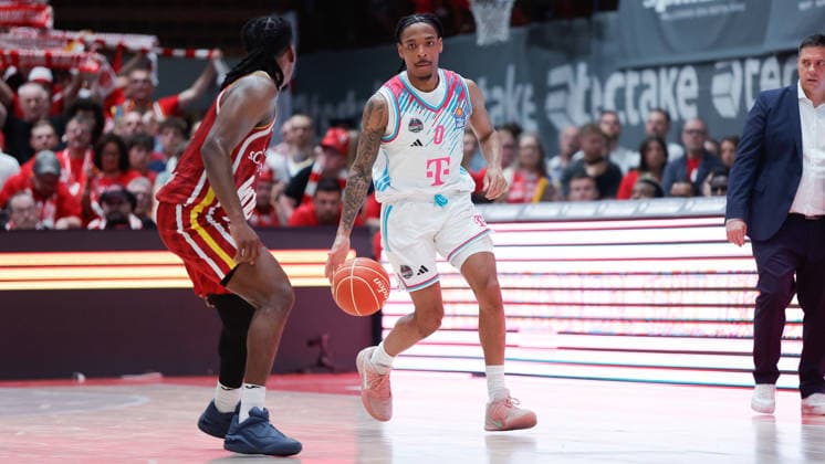 Im Bild: v.li. Marcus Carr(Wuerzburg Baskets, 5) gegen Jalen Finch (Telekom Baskets Bonn, 0) am Ball 22.05.2026, Basketball, Fitness First Wuerzburg Baskets vs. Telekom Baskets Bonn, easyCredit BBL Playoffs, 3. Viertelfinale, Deutschland, 97072, tectake-Arena Wuerzburg, Copyright: HMBxMedia xJulienxBecker