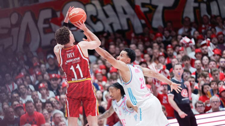 Im Bild: v.li. Brae Ivey (Wuerzburg Baskets, 11) mit dem Dreier gegen Joel Aminu (Telekom Baskets Bonn, 21) 22.05.2026, Basketball, Fitness First Wuerzburg Baskets vs. Telekom Baskets Bonn, easyCredit BBL Playoffs, 3. Viertelfinale, Deutschland, 97072, tectake-Arena Wuerzburg, Copyright: HMBxMedia xJulienxBecker