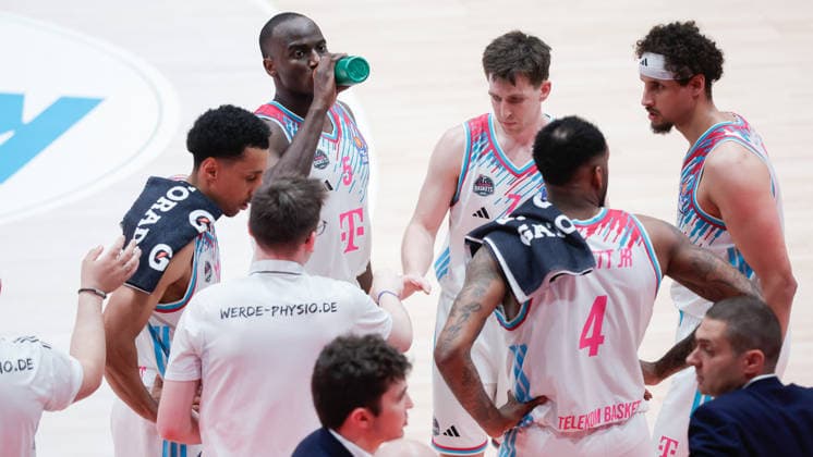 Im Bild: Auszeitbesprechung bei den Telekom Baskets Bonn. 22.05.2026, Basketball, Fitness First Wuerzburg Baskets vs. Telekom Baskets Bonn, easyCredit BBL Playoffs, 3. Viertelfinale, Deutschland, 97072, tectake-Arena Wuerzburg, Copyright: HMBxMedia xJulienxBecker