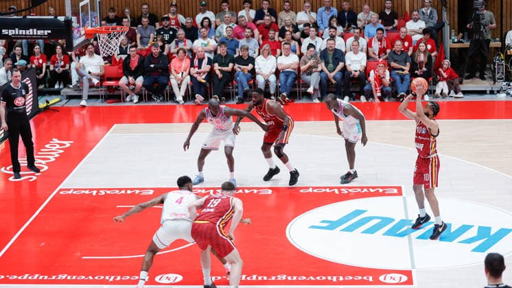 Im Bild: Davion Mintz (Wuerzburg Baskets, 10) mit dem Freiwurf 22.05.2026, Basketball, Fitness First Wuerzburg Baskets vs. Telekom Baskets Bonn, easyCredit BBL Playoffs, 3. Viertelfinale, Deutschland, 97072, tectake-Arena Wuerzburg, Copyright: HMBxMedia xJulienxBecker