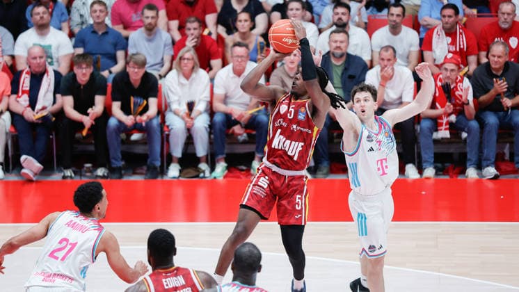 Im Bild: v.li. Marcus Carr(Wuerzburg Baskets, 5) am Ball gegen Grayson Murphy (Telekom Baskets Bonn, 7) 22.05.2026, Basketball, Fitness First Wuerzburg Baskets vs. Telekom Baskets Bonn, easyCredit BBL Playoffs, 3. Viertelfinale, Deutschland, 97072, tectake-Arena Wuerzburg, Copyright: HMBxMedia xJulienxBecker