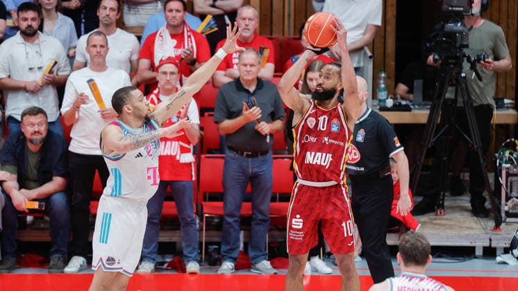 Im Bild: v.li. Alijah Comithier (Telekom Baskets Bonn, 2) gegen den Dreier von Davion Mintz (Wuerzburg Baskets, 10) 22.05.2026, Basketball, Fitness First Wuerzburg Baskets vs. Telekom Baskets Bonn, easyCredit BBL Playoffs, 3. Viertelfinale, Deutschland, 97072, tectake-Arena Wuerzburg, Copyright: HMBxMedia xJulienxBecker
