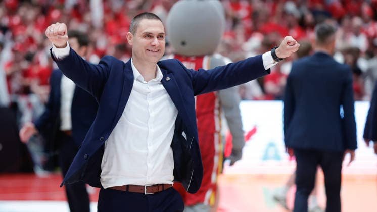 Im Bild: Head-Coach Sasa Filipovski (Wuerzburg Baskets) jubelt nach dem Sieg gegen Wuerzburg. 22.05.2026, Basketball, Fitness First Wuerzburg Baskets vs. Telekom Baskets Bonn, easyCredit BBL Playoffs, 3. Viertelfinale, Deutschland, 97072, tectake-Arena Wuerzburg, Copyright: HMBxMedia xJulienxBecker