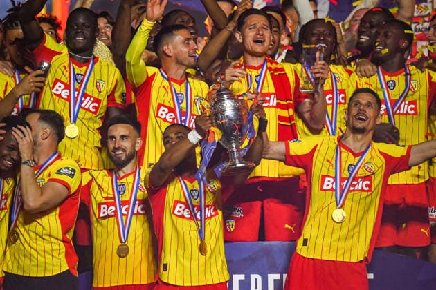 FOOTBALL : RC Lens vs OGC Nice - Coupe de France - Finale - 22 05 2026 Le RC Lens Soulevant le trophÃ e de la Coupe de France Saint DenisFrance  Copyright: xBaptistexAutissierx