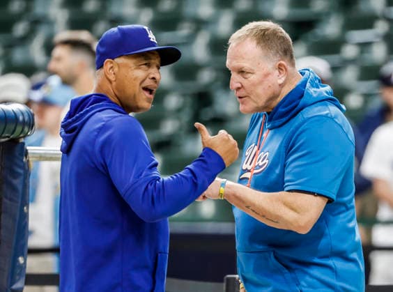 Los Angeles Dodgers manager Dave Roberts (L) talks with Milwaukee Brewers manager Pat Murphy (R) before the start of the MLB, Baseball Herren, USA game between the Los Angeles Dodgers and the Milwaukee Brewers at American Family Field in Milwaukee, Wisconsin on Friday, May 22, 2026.  MIL20260522803 TANNENxMAURY