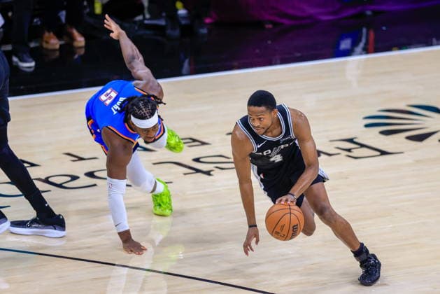 NBA, Basketball Herren, USA West Conference Finals Game 3 - Oklahoma City Thunder vs San Antonio Spurs San Antonio Spurs guard De Aaron Fox (R) dribbles past Oklahoma City Thunder guard Luguentz Dort (L) during Game 3 of the NBA Western Conference Finals between the San Antonio Spurs and the Oklahoma City Thunder in San Antonio, USA, 22 May 2026. San Antonio United States  Copyright: xADAMxDAVISx