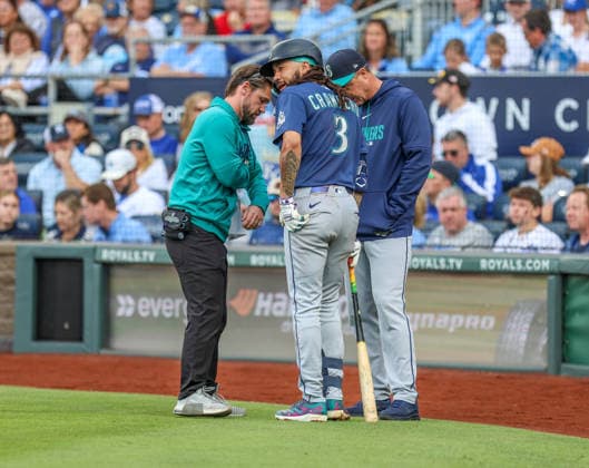 MLB, Baseball Herren, USA 2026: Mariners Vs Royals May 22 MAY 22, 2026: Seattle Mariners shortstop J.P. Crawford (3) is being tended to by the trainer and manager against the Kansas City Royals at Kauffman Stadium in Kansas City, MO. Roman Puno CSM (Credit Image: Â Roman Puno Cal Media) Kansas City Missouri United States EDITORIAL USE ONLY Copyright: xx ZUMA-20260522_zma_c04_070.jpg RomanxPunox csmphotothree491409