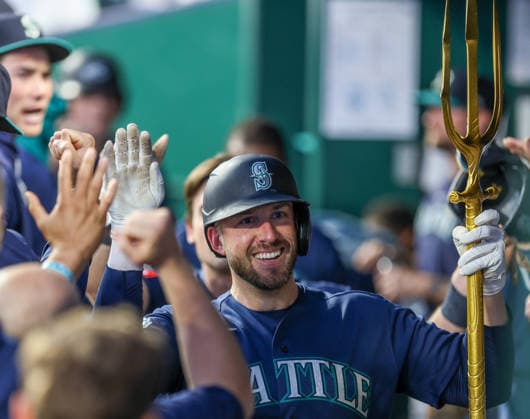 MAY 22, 2026: Seattle Mariners catcher Mitch Garver (18) celebrates in the dugout against the Kansas City Royals at Kauffman Stadium in Kansas City, MO. CSM Kansas City United States - ZUMAc04_ 20260522_zma_c04_072 Copyright: xRomanxPunox