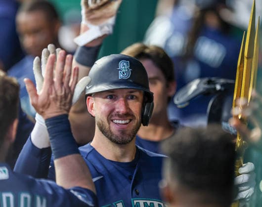 MAY 22, 2026: Seattle Mariners catcher Mitch Garver (18) celebrates in the dugout against the Kansas City Royals at Kauffman Stadium in Kansas City, MO. CSM Kansas City United States - ZUMAc04_ 20260522_zma_c04_076 Copyright: xRomanxPunox