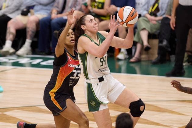 May 22, 2026, Seattle, Washington, USA: Seattle forward MACKENZIE HOLMES (54) attempts a lay-up while defended by Connecticut forward NELL ANGLOMA (33) in the third quarter of the WNBA, Basketball Damen, USA match between the Seattle Storm and Connecticut Sun at Climate Pledge Arena in Seattle. WNBA 2026: Seattle 77:59 Connecticut  - ZUMAd218 20260522_zsp_d218_021 Copyright: xRichardxDizonx