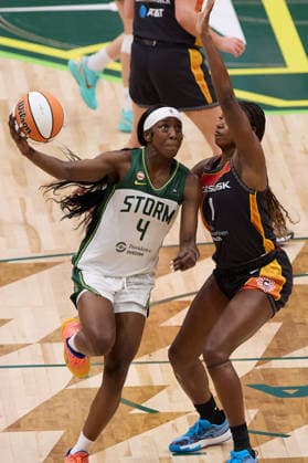May 22, 2026, Seattle, Washington, USA: Seattle guard FLAUJAE JOHNSON (4) looks to the rim while defended by Connecticut forward DIAMOND MILLER (1) in the third quarter of the WNBA, Basketball Damen, USA match between the Seattle Storm and Connecticut Sun at Climate Pledge Arena in Seattle. Seattle USA - ZUMAd218 20260522_zsp_d218_013 Copyright: xRichardxDizonx