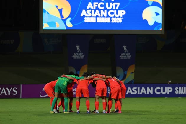 (260523) -- JEDDAH, May 23, 2026 -- Players from China cheer each other on ahead of the final between China and Japan at the 2026 AFC U17, U 17 Asian Cup in Jeddah, Saudi Arabia, May 22, 2026. ) (SP)SAUDI ARABIA-JEDDAH-FOOTBALL-AFC U17 ASIAN CUP 2026-CHINA VS JAPAN WangxHaizhou 