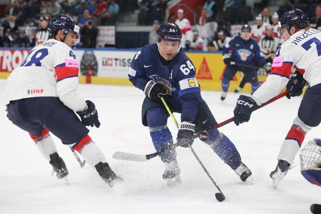 22.05.2026 Swiss Life Arena Zuerich , SCHWEIZ, Herren Eishockey IIHF World Championship, WM, Weltmeisterschaft Zurich 2026 Gruppe A FIN - GBR Mikael Granlund (FIN) gegen Johnny Curran (li) und Joseph Hazeldine (re,GBR)